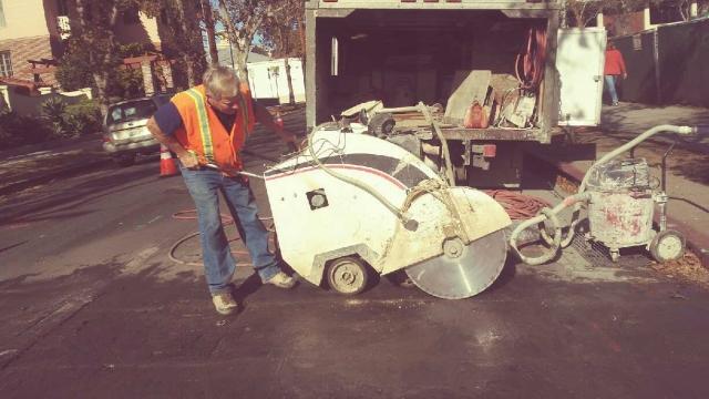 Asphalt cutting tool