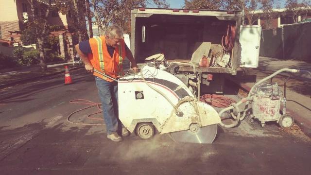 Asphalt cutting tool